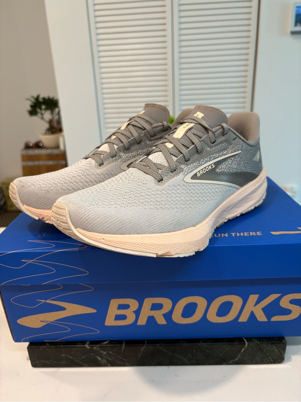 Brooks Launch 10 Women’s Cream Size 10 Running Shoes